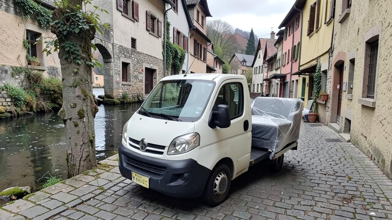 Einzelnes Sofa beim Transport in einer engen Gasse der Fürstenfeldbrucker Altstadt